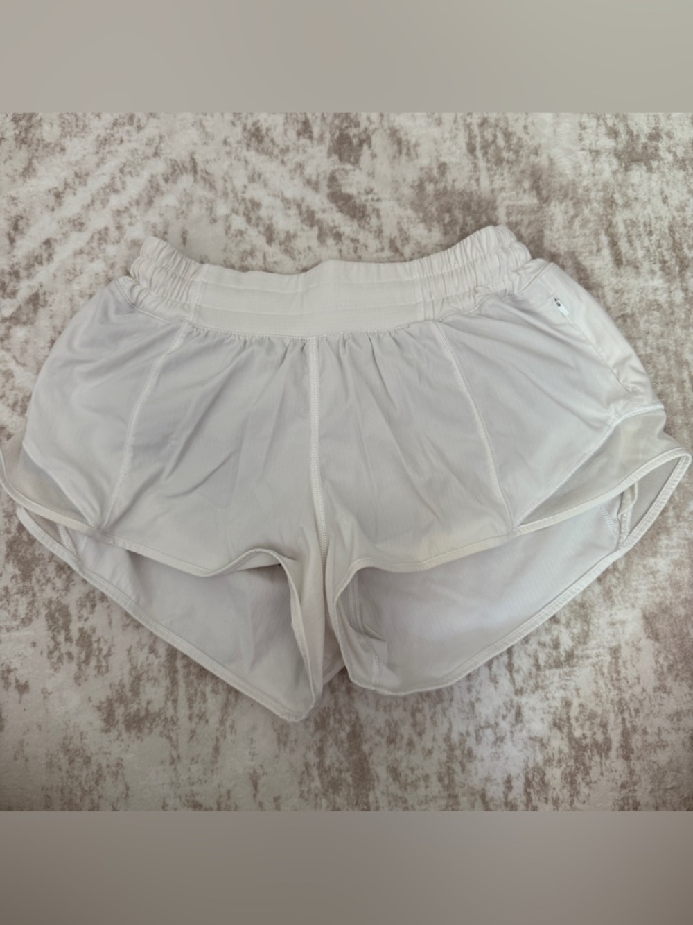 Lululemon Hotty Hot Shorts low rise 2.5” in white size 4